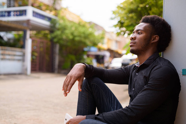 Jovem e bonito empresário africano nas ruas ao ar livre - Foto, Imagem
