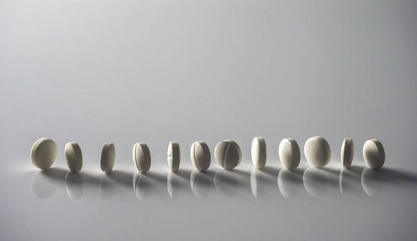 Comprimidos aislados revestidos de blanco sobre fondo blanco
 - Foto, imagen