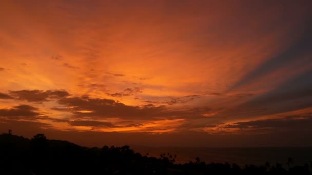 Majestuoso atardecer de verano naranja tropical sobre el mar con siluetas de montañas. Vista aérea del crepúsculo dramático, cielo nublado dorado sobre las islas en el océano. Fondo natural del paisaje marino del atardecer vívido
 - Metraje, vídeo