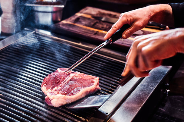 Közeli kép a főzés ízletes hús steak grill - Fotó, kép