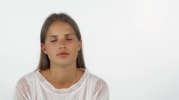 Jovem mulher acordando seu amigo sonolento com um despertador
 - Filmagem, Vídeo