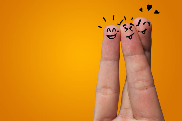 Счастливые пальцы с концепцией мозгового штурма
 - Фото, изображение
