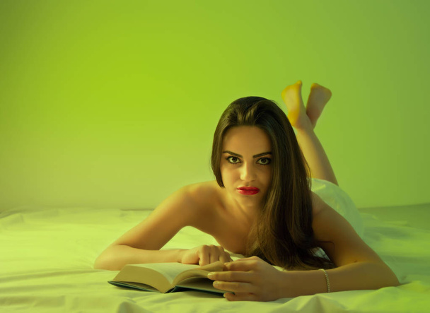 Woman reading a book - Foto, Imagem