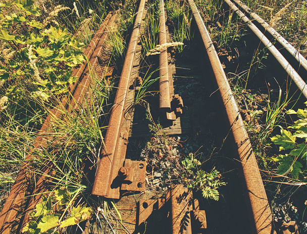 Oude roestige spoorwegen. De details van de spoorwegen voor rails gezamenlijke met schroeven en moeren. Selectieve aandacht - Foto, afbeelding