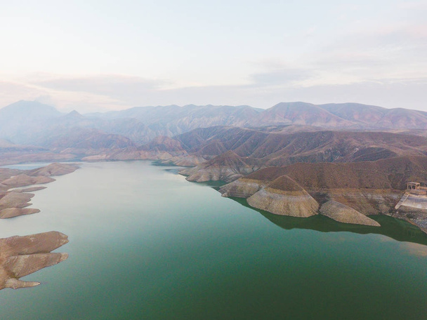 As paisagens únicas no reservatório Azat, Armênia
 - Foto, Imagem