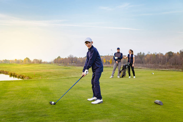 Glückliche Familie spielt im Herbst Golf - Foto, Bild
