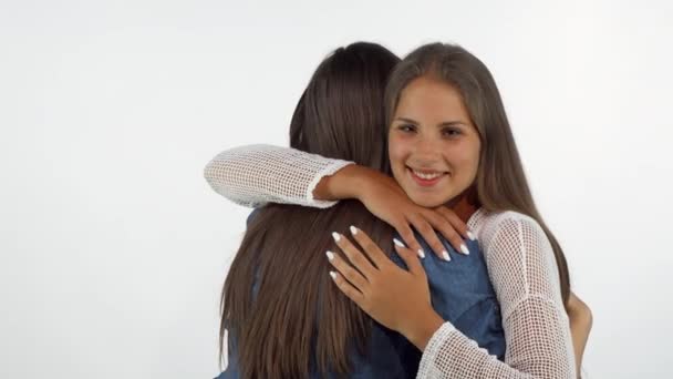 Счастливая женщина улыбается камере, обнимая свою лучшую подругу
 - Кадры, видео