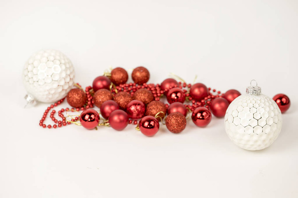Branco e vermelho bolas de Natal no fundo branco
 - Foto, Imagem