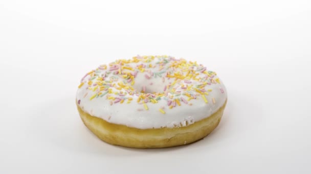 Περιστρεφόμενη ντόνατ με γλάσο λευκό σε λευκό φόντο - Πλάνα, βίντεο
