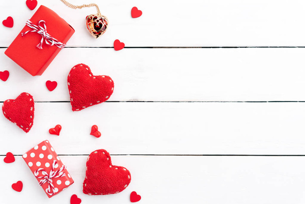 День святого Валентина фон концепция. Вид сверху красной подарочной коробки с
 - Фото, изображение