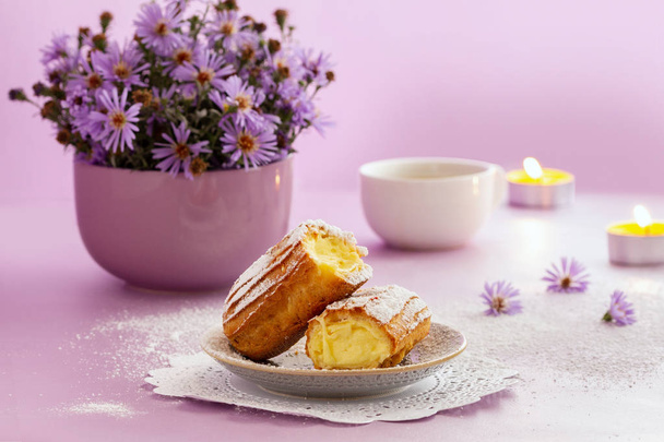 appetitliche Kuchen auf fliederfarbenem Hintergrund - Foto, Bild