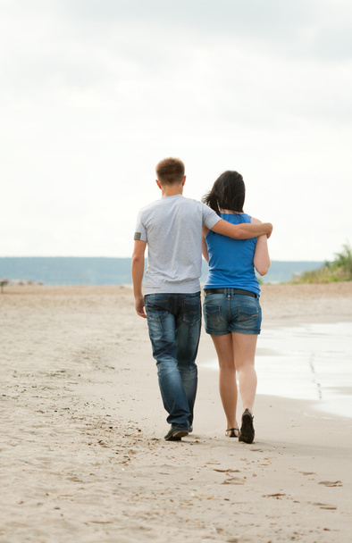loving young couple is walking at sea - Foto, afbeelding