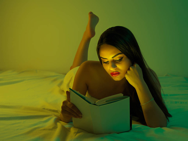 Woman reading a book - 写真・画像