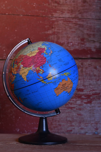 un globo del mondo con uno sfondo rosso fienile
 - Foto, immagini