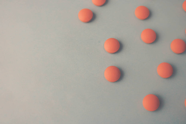 Petite orange jaune belle pharmaceptique médicale pilules rondes, vitamines, médicaments, antibiotiques sur fond bleu, texture. Concept : médecine, soins de santé. Couché plat, vue du dessus
 - Photo, image