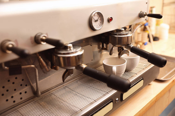 Bereiden van verse aromatische koffie met behulp van moderne machine, close-up - Foto, afbeelding