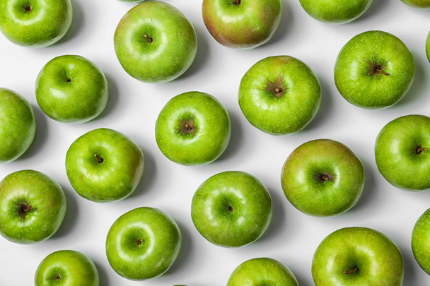 Many green apples on white background, top view - Zdjęcie, obraz