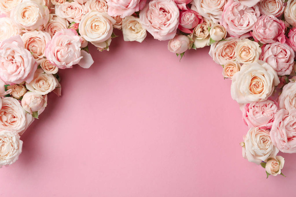 Flat lay composition with beautiful roses and space for text on color background - Foto, imagen