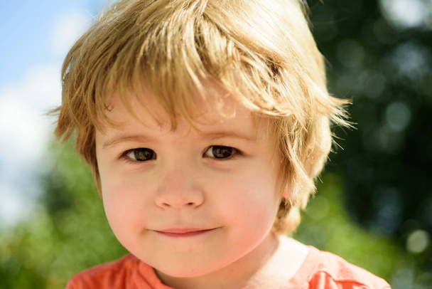 Kinderporträt. Netter kleiner Junge. Nahaufnahme Porträt eines niedlichen, lächelnden, kaukasischen weißen Jungen. Kind mit schönen Augen, Konzept der Kindererziehung, glückliche Familie oder Elternschaft. Kind genießt das Leben - Foto, Bild