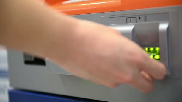 4 mladý muž k vložení a odebrání plastovou kartu do bankomatu - Záběry, video