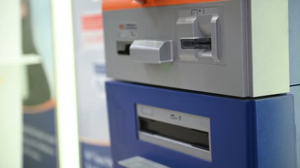 4k ember használ a hitelkártya egy ATM készpénzfelvétel - Felvétel, videó