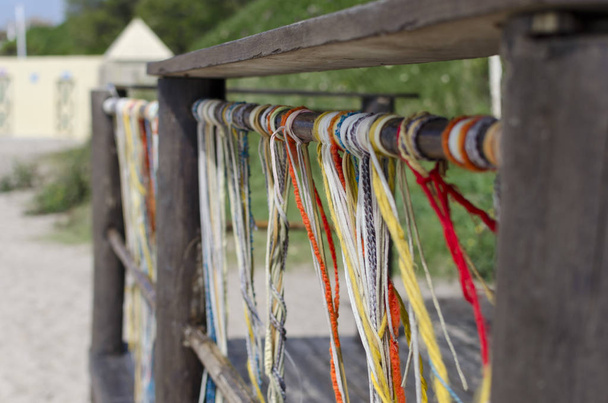 gekleurde draden hangen in de buurt van het strand - Foto, afbeelding
