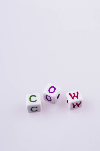 Lettres alphabétiques colorées forment le mot COW sur un fond blanc
 - Photo, image