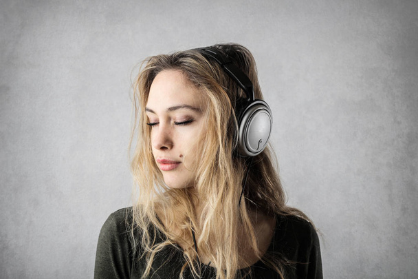 beautiful young woman with headphones  - Valokuva, kuva