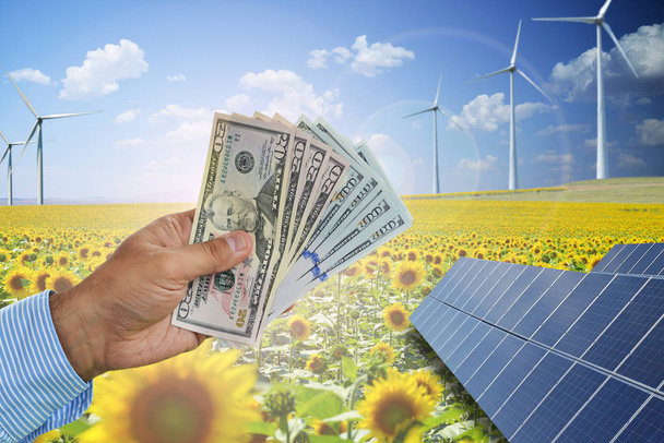 Oszczędność pieniędzy za pomocą zielonej energii z paneli fotowoltaicznych słoneczne i turbiny wiatrowe - Zdjęcie, obraz