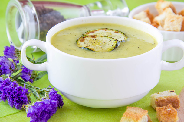 Zucchini cream soup with croutons - Foto, Bild