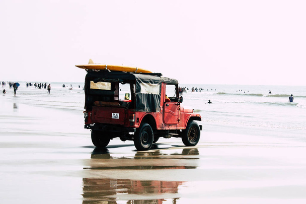 Арабал Гоа Индия 24 ноября 2018 года Вид красного джипа спасателя, припаркованного на пляже Арабаля днем
 - Фото, изображение