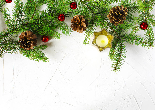 Kerst vakantie achtergrond met spar takken, dennenappels en ornamenten. Winter vakantie concept samenstelling, kopie ruimte - Foto, afbeelding