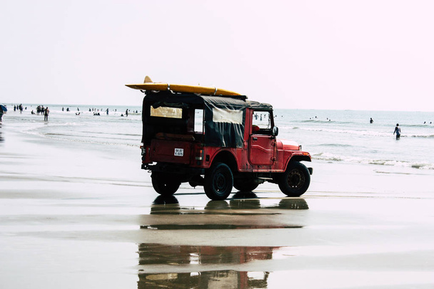 Арабал Гоа Индия 24 ноября 2018 года Вид красного джипа спасателя, припаркованного на пляже Арабаля днем
 - Фото, изображение