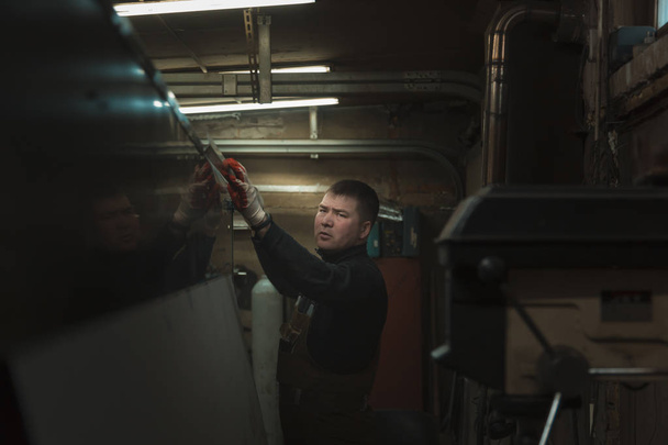 Portrait of a locksmith in the workplace - Fotografie, Obrázek