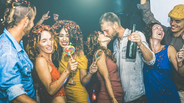 Amigos felices divirtiéndose multirracialmente en la víspera de Año Nuevo - Jóvenes bebiendo y bailando después de la fiesta en el club nocturno - Concepto de amistad sobre el estado de ánimo borracho - Centrarse en la mujer de tela amarilla
 - Foto, imagen