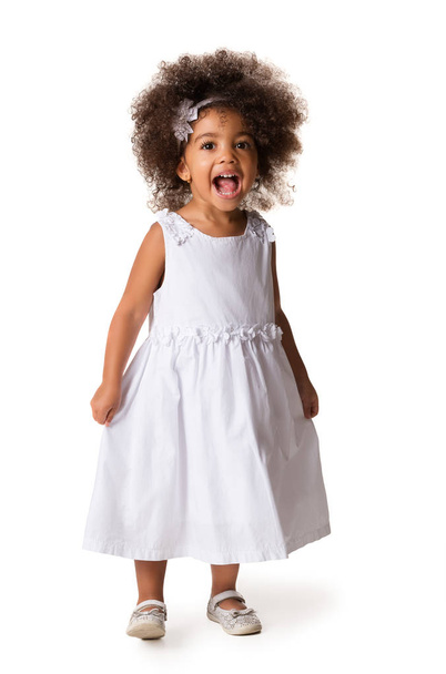 Beyaz arka plan üzerinde izole sevimli neşeli Afro-Amerikan küçük kız, tam uzunlukta portresi - Fotoğraf, Görsel