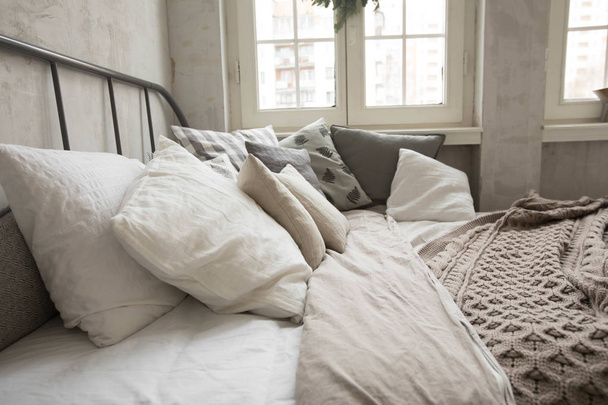 Travesseiros em cama confortável
 - Foto, Imagem