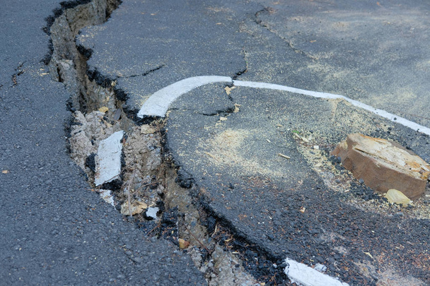 grietas en la carretera rural asphault. dañada calle colapsada
 - Foto, imagen