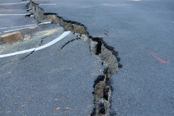 grietas en la carretera rural asphault. dañada calle colapsada
 - Foto, imagen