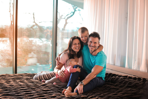 junge glückliche Familie mit ihren Babys zu Hause - Foto, Bild