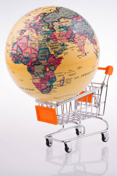 Globe on a shooping cart - Foto, Imagen