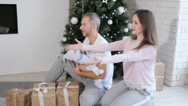 Noel ağacı ve hediyeler eğlenmek aile - Video, Çekim