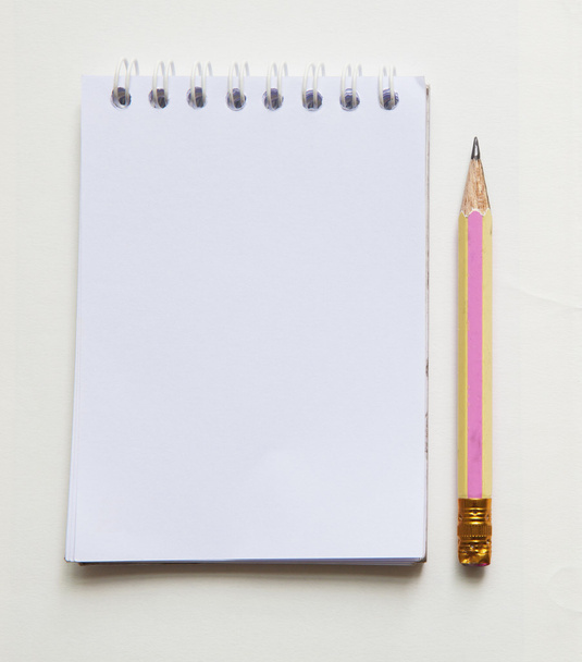 beyaz kağıt not defteri ve kalem - Fotoğraf, Görsel