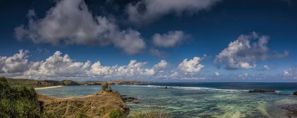 Formato panorama spiaggia Lombok di alta qualità con acqua di mare limpida e sfondo cielo blu nuvoloso
 - Foto, immagini