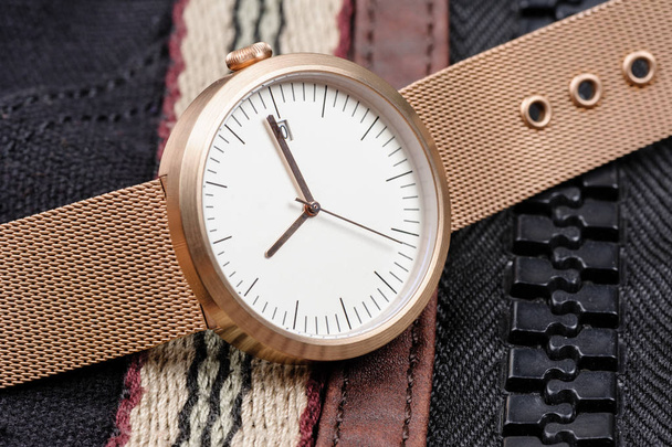 Крупный план модные наручные часы, красивые наручные часы для unisex
 - Фото, изображение