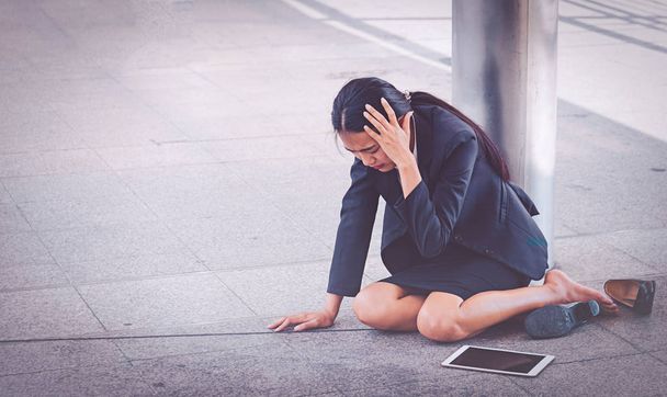 Молода пригнічена бізнес-леді сидить на підлозі
 - Фото, зображення