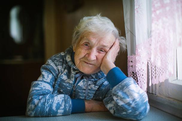 Muotokuva venäläinen iäkäs nainen lähikuva. Ikä 90 vuotta vanha
. - Valokuva, kuva