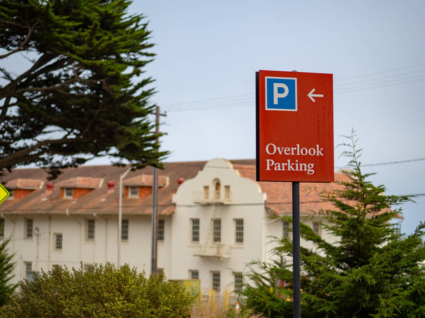 Overlook segno di parcheggio pubblicato in una zona resort natura il giorno coperto
 - Foto, immagini