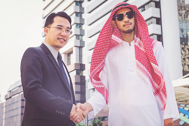Arabski biznesmen dając uścisk dłoni do jego partnera biznesowego, na placu budowy - Zdjęcie, obraz