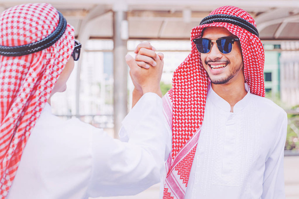 建設現場で彼のビジネス パートナーに、握手を与えるアラビア語の実業家 - 写真・画像